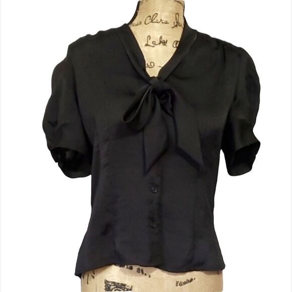 ✨Tie Mock Neck Short Sleeve Print Blouse✨ - Picture 2 of 6